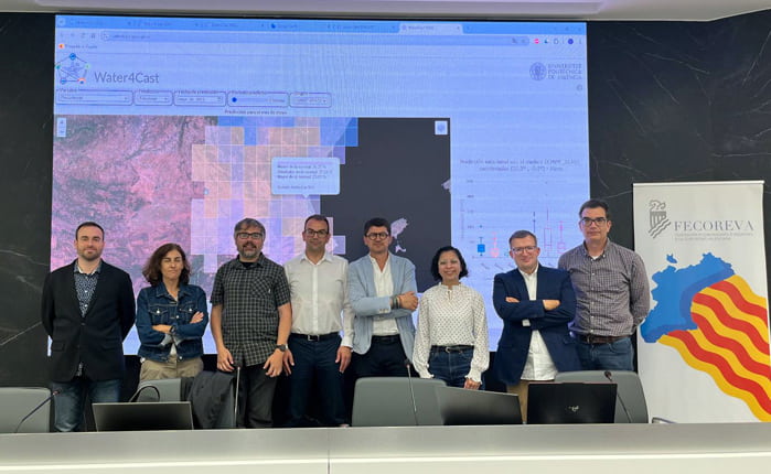 Félix Francés en una de las jornadas de presentación de resultados del proyecto WATER4CAST

También integrará nuevos indicadores clave para predecir fenómenos como olas de calor y frío, índices de sequía, riesgo de incendios, así como modelos hidrológicos a escala subdiaria para prever crecidas. Además, la herramienta permitirá descargar datos y suscribirse a alertas personalizadas para variables e indicadores particulares.

“Se desarrollarán alertas tempranas para fenómenos extremos como olas de calor, sequías, riesgos de incendios y predicciones de crecidas”

“La plataforma incluirá recomendaciones de riego personalizadas a nivel de parcela, optimizando el uso del agua y reduciendo los costos energéticos asociados.. Además, se desarrollarán alertas tempranas para fenómenos extremos como olas de calor, sequías, riesgos de incendios y predicciones de crecidas a través de modelos hidrológicos detallados a escala subdiaria. Todo esto se llevará a cabo mediante un proceso participativo con usuarios finales, garantizando que la herramienta responda eficazmente a sus necesidades”, destaca Félix Francés, investigador del IIAMA y catedrático en Ingeniería Hidráulica de la UPV.

Por todo ello, los coordinadores del proyecto consideran que esta iniciativa no solo fortalecerá la resiliencia frente al cambio climático, sino que también “contribuirá a la sostenibilidad de sectores clave como la agricultura y la gestión de ecosistemas, respaldando objetivos estratégicos establecidos en la Estrategia Valenciana de Cambio Climático y Energía 2030 y en las políticas del Pacto Verde Europeo”, aseguran.



Paquetes de trabajo

El proyecto WATER4CAST 2.0 se estructura en seis paquetes de trabajo diseñados para abordar integralmente los desafíos de la gestión hídrica en un contexto de cambio climático. El primero se centrará en los pronósticos meteorológicos y el análisis del cambio climático, incorporando nuevas predicciones meteorológicas y escenarios de cambio climático CMIP6 para mejorar las predicciones climáticas. El segundo abarcará la simulación hidrológica y ecohidrológica, con modelos detallados que evalúan la disponibilidad de agua y riesgos asociados, como crecidas.

En el ámbito agrícola, se desarrollarán herramientas específicas para optimizar el riego y estimar la productividad, mientras que la evaluación de hábitats acuáticos analizará la calidad de los ecosistemas piscícolas y la sostenibilidad de las especies mediante modelos especializados. La gestión de sistemas de recursos hídricos ampliará el alcance del modelo actual, cubriendo toda la cuenca hidrográfica del Júcar e integrando sistemas interconectados.

Finalmente, el paquete de participación y comunicación promoverá el uso de la plataforma VDSS a través de talleres, cursos y campañas de difusión, asegurando su adopción y utilidad entre los diferentes usuarios finales.

El proyecto WATER4CAST 2.0.  (“Integrated Forecasting System for Water and the Environment”), está formado por un equipo multidisciplinar liderado por el IIAMA y en el que también participan  investigadores del IGIC (Instituto de Investigación para la Gestión Integrada de Zonas Costeras) y el CVER (Centro Valenciano de Estudios sobre el Riego).